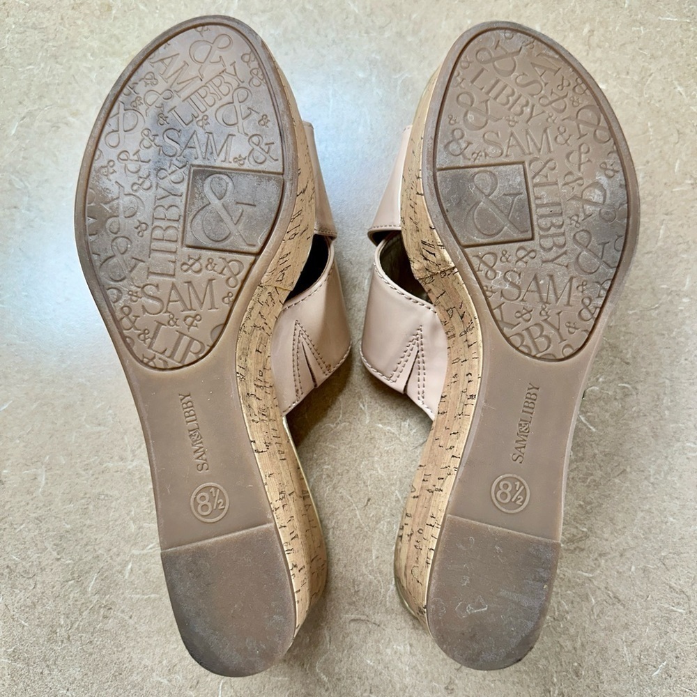 SAM&LIBBY, BEIGE PATENT,WEDGE SANDAL. CROSSOVER STRAPS ON A GOLDTRIMMED FOOTBED. - Picture 8 of 10